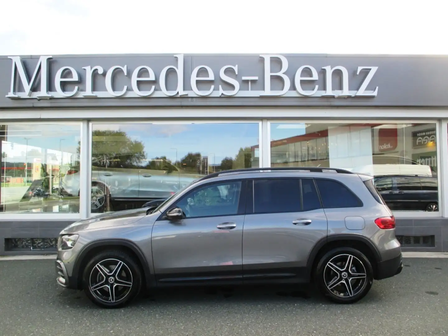 Mercedes-Benz GLB 200 d 4MATIC Österreich-Edition AMG Line AMG Gris - 2