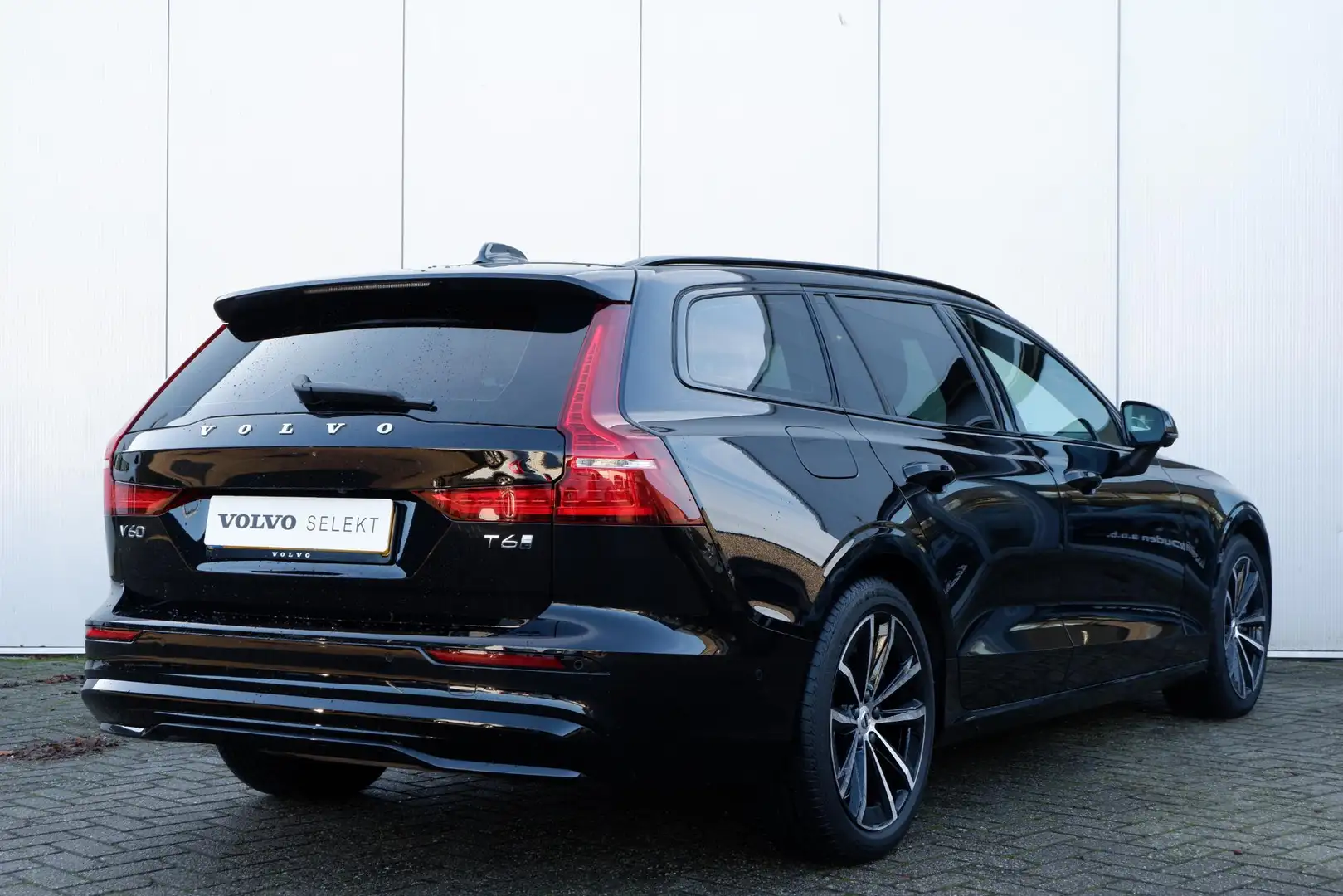 Volvo V60 T6 Plug-in hybrid AWD Plus Dark | Verwarmbare Voor Zwart - 2