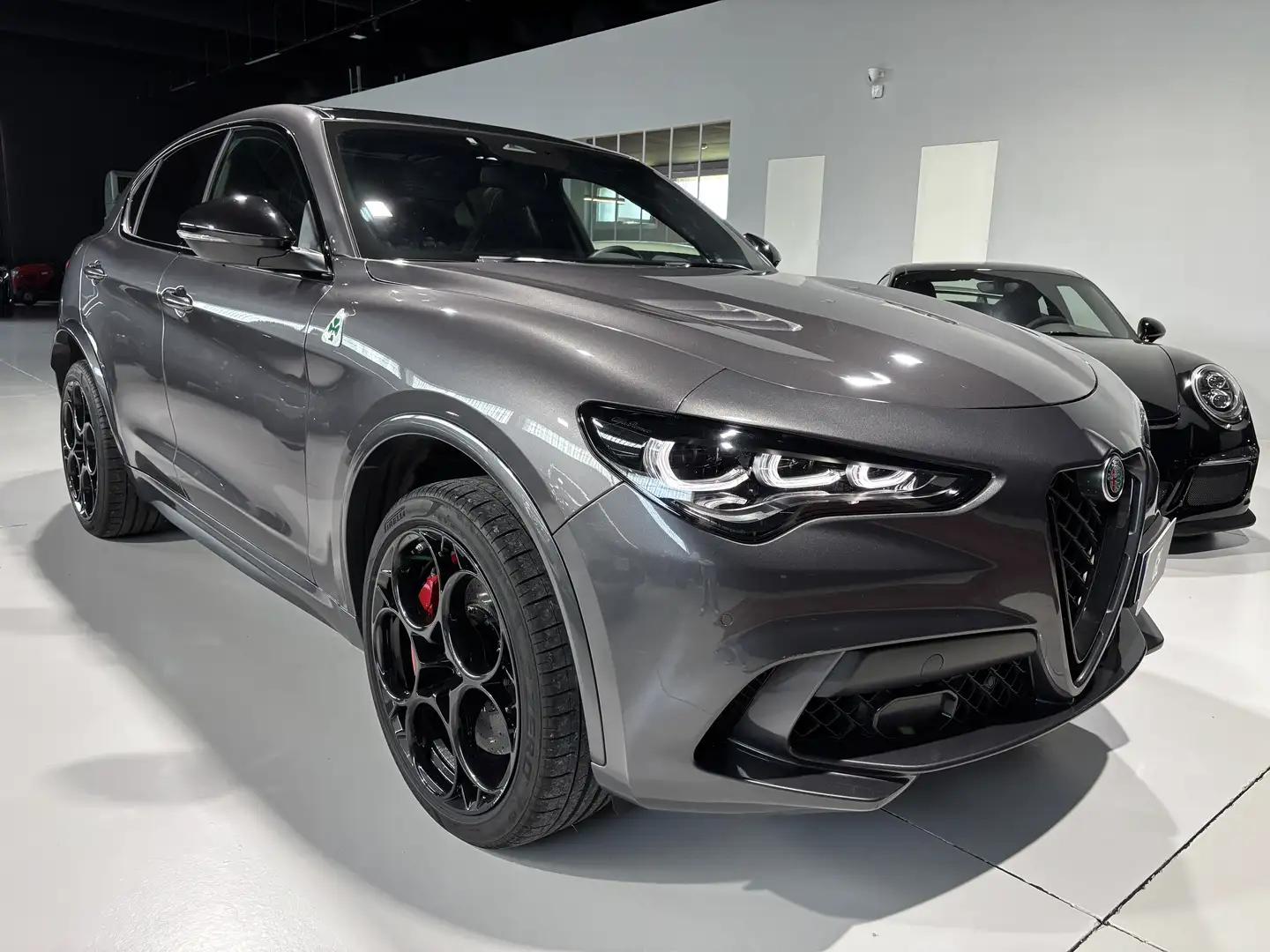 Alfa Romeo Stelvio 2.9 V6 Quadrifoglio Q4 520cv - AKRA, CARBO, SPARCO Gris - 2