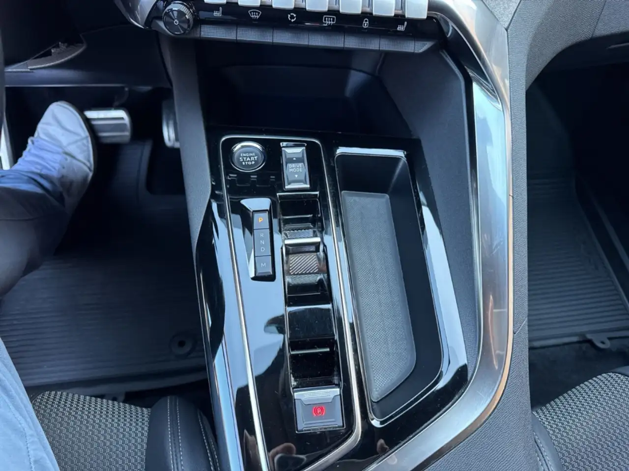 Peugeot 5008 GT 96kW AT 7-Sitzer Sitzhzg. Navi Digitales Cockpi 28