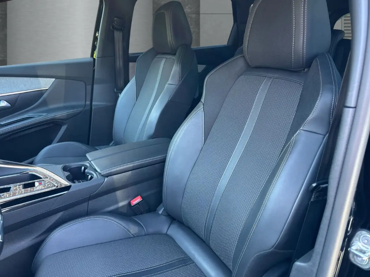 Peugeot 5008 GT 96kW AT 7-Sitzer Sitzhzg. Navi Digitales Cockpi 8