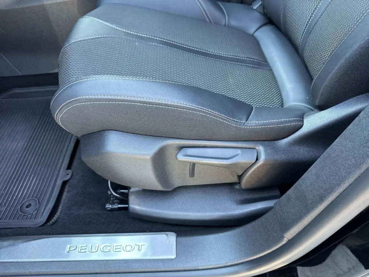 Peugeot 5008 GT 96kW AT 7-Sitzer Sitzhzg. Navi Digitales Cockpi 19