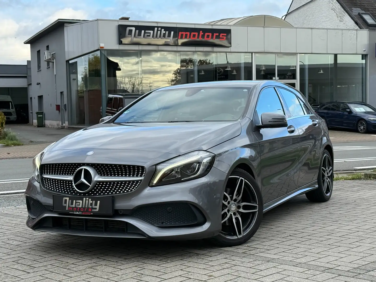 Mercedes-Benz A 180 A 180 7G-DCT AMG Line Grau - 1