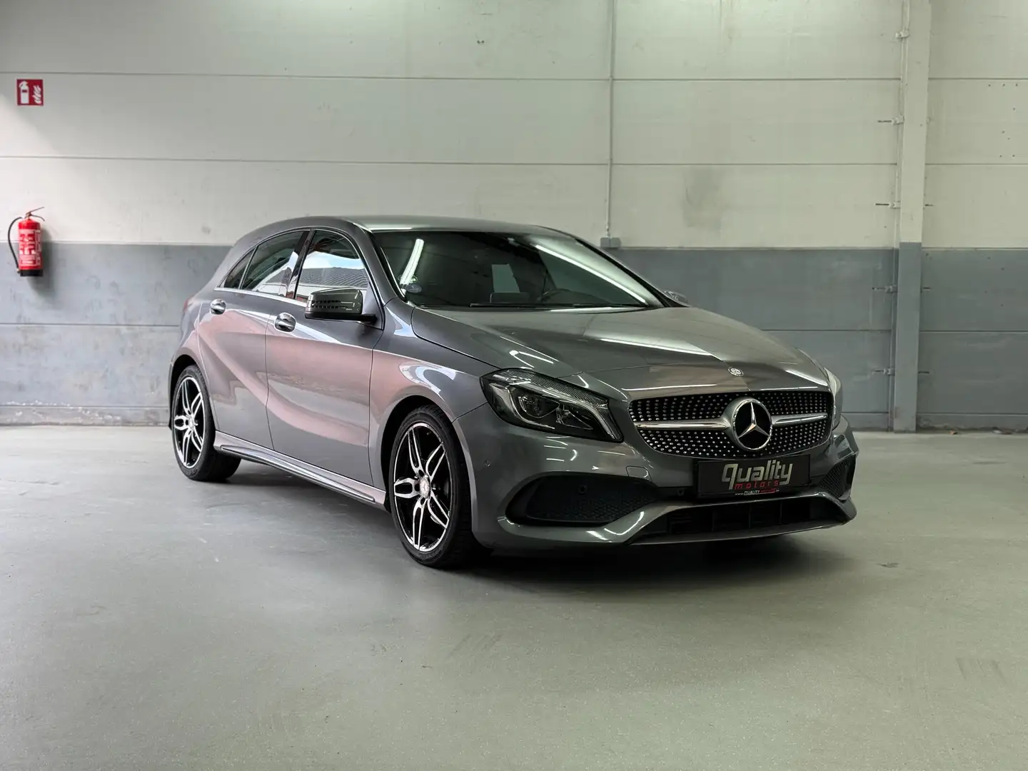 Mercedes-Benz A 180 A 180 7G-DCT AMG Line Grau - 2