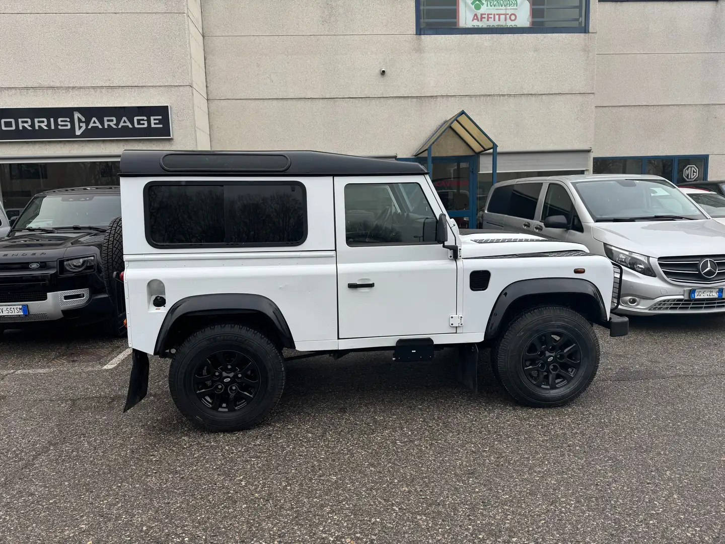 Land Rover Defender 2.2 td SW E Bianco - 2