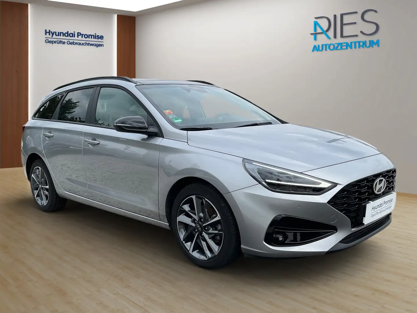 Hyundai i30 CW *PDH*Navi*Kamera*SHZ*LED*LRH*KAMERA* Srebrny - 2