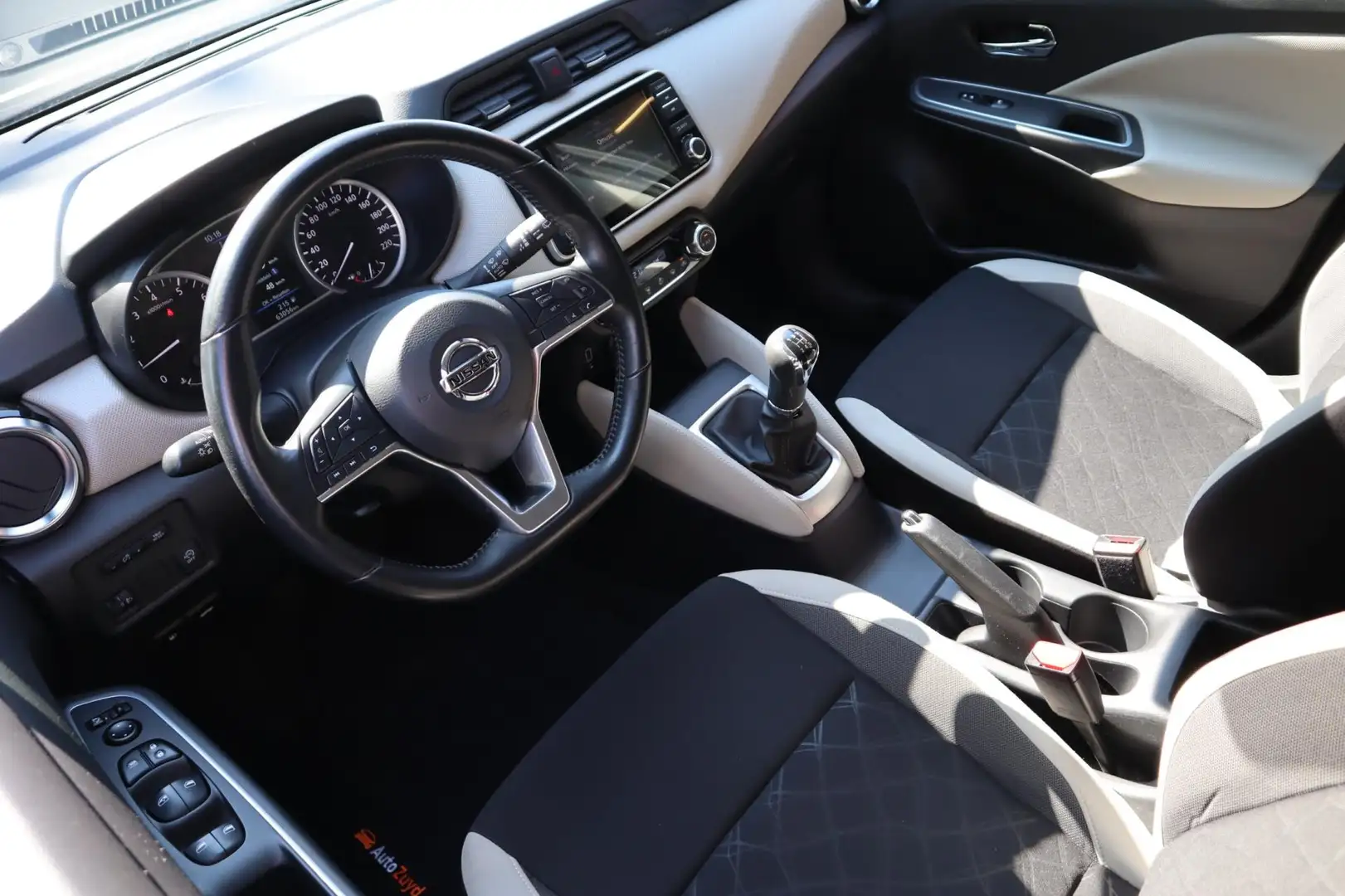 Nissan Micra 1.0L Acenta NAVI / CLIMA / CAMERA Gris - 2