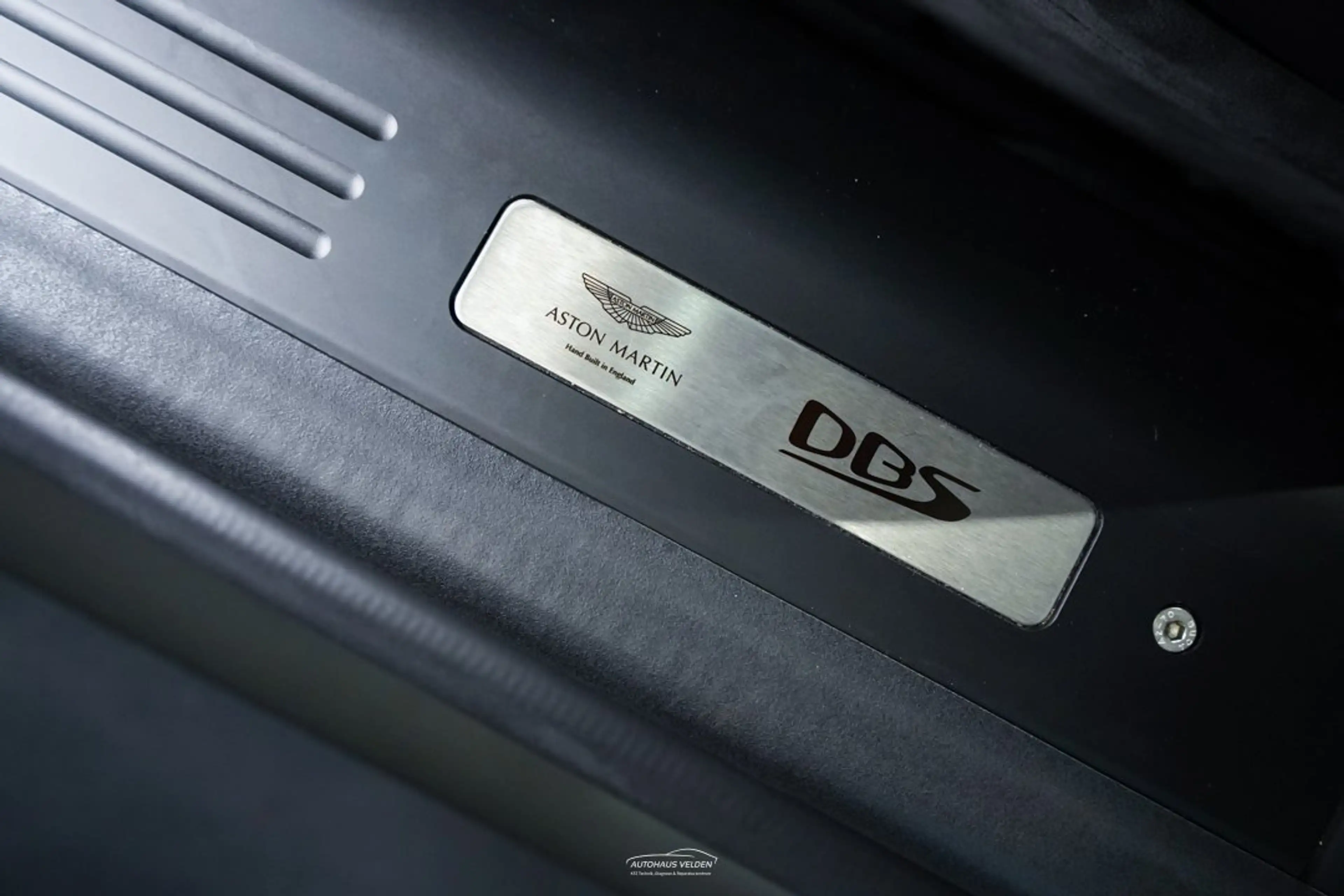 Aston Martin DBS Superleggera Coupe — photo 8