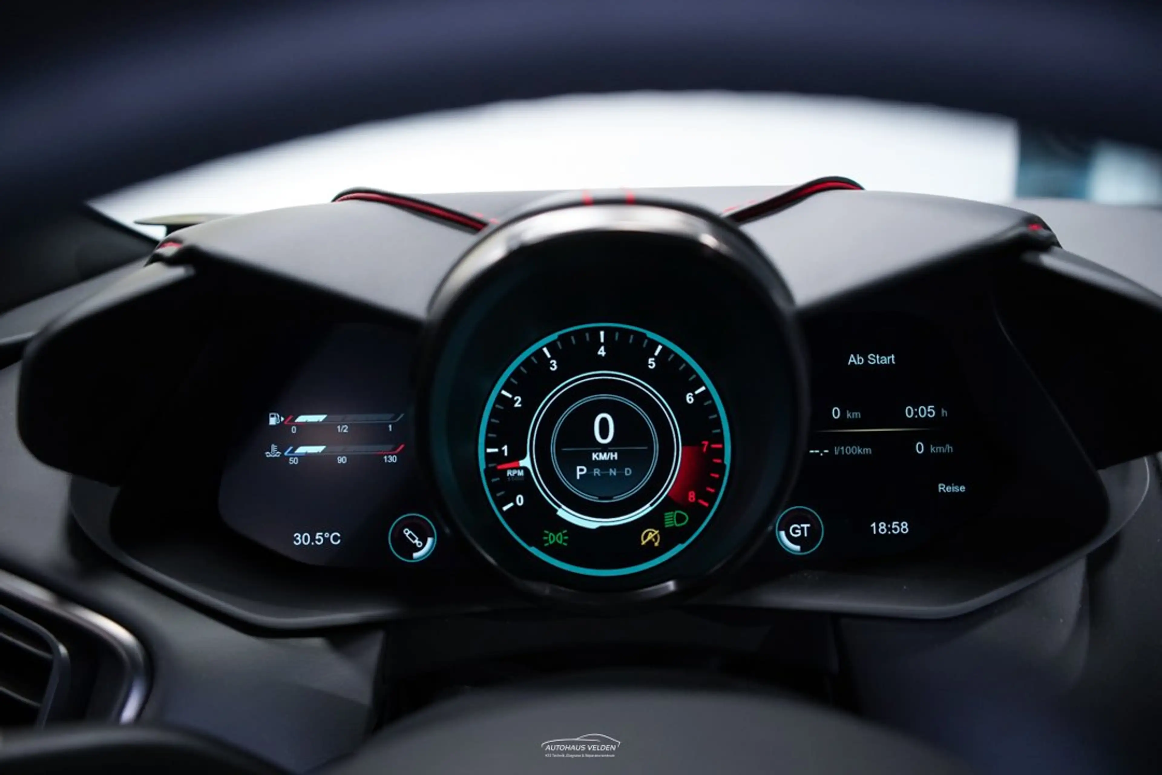 Aston Martin DBS Superleggera Coupe — photo 11
