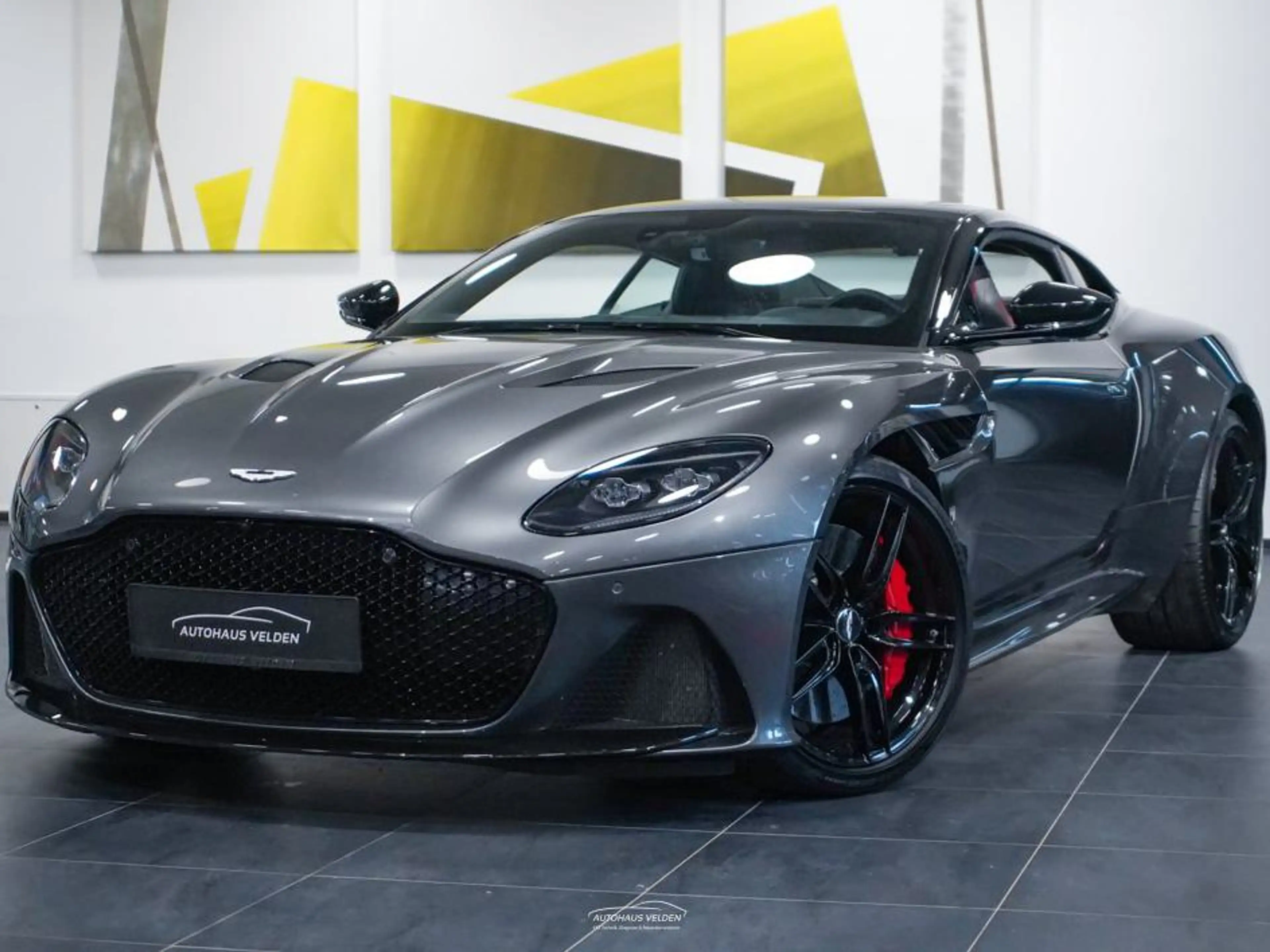 Aston Martin DBS Superleggera Coupe — photo 3