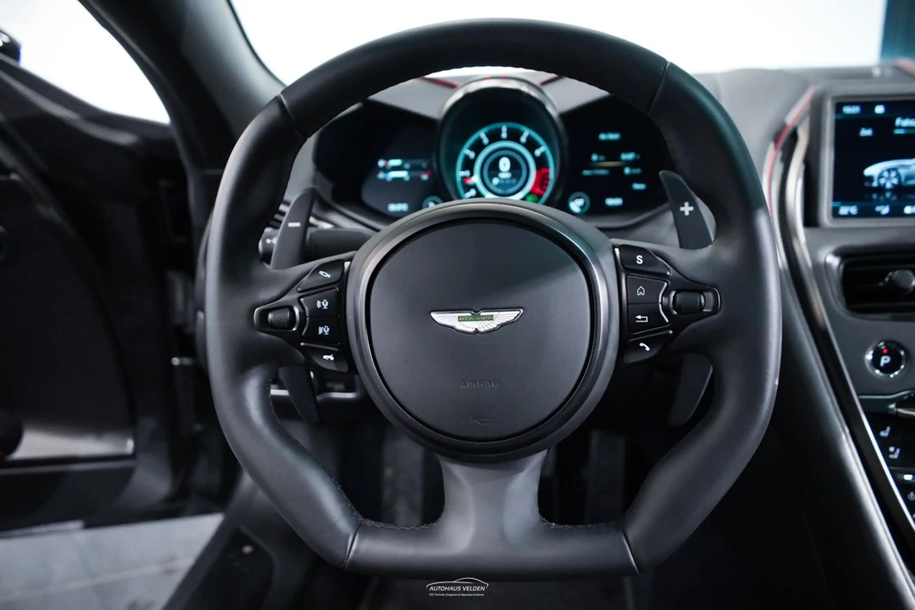 Aston Martin DBS Superleggera Coupe — photo 14