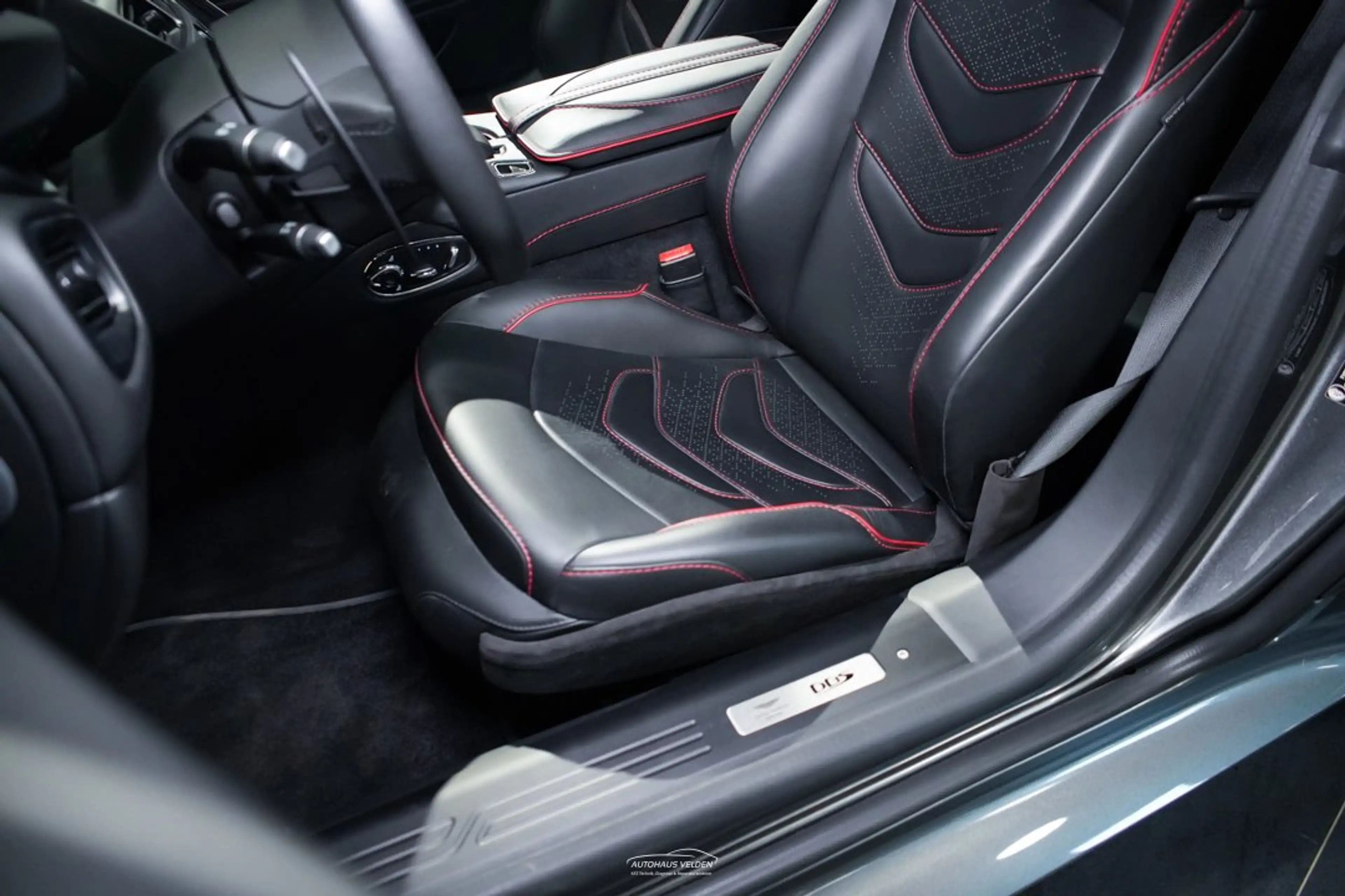 Aston Martin DBS Superleggera Coupe — photo 7