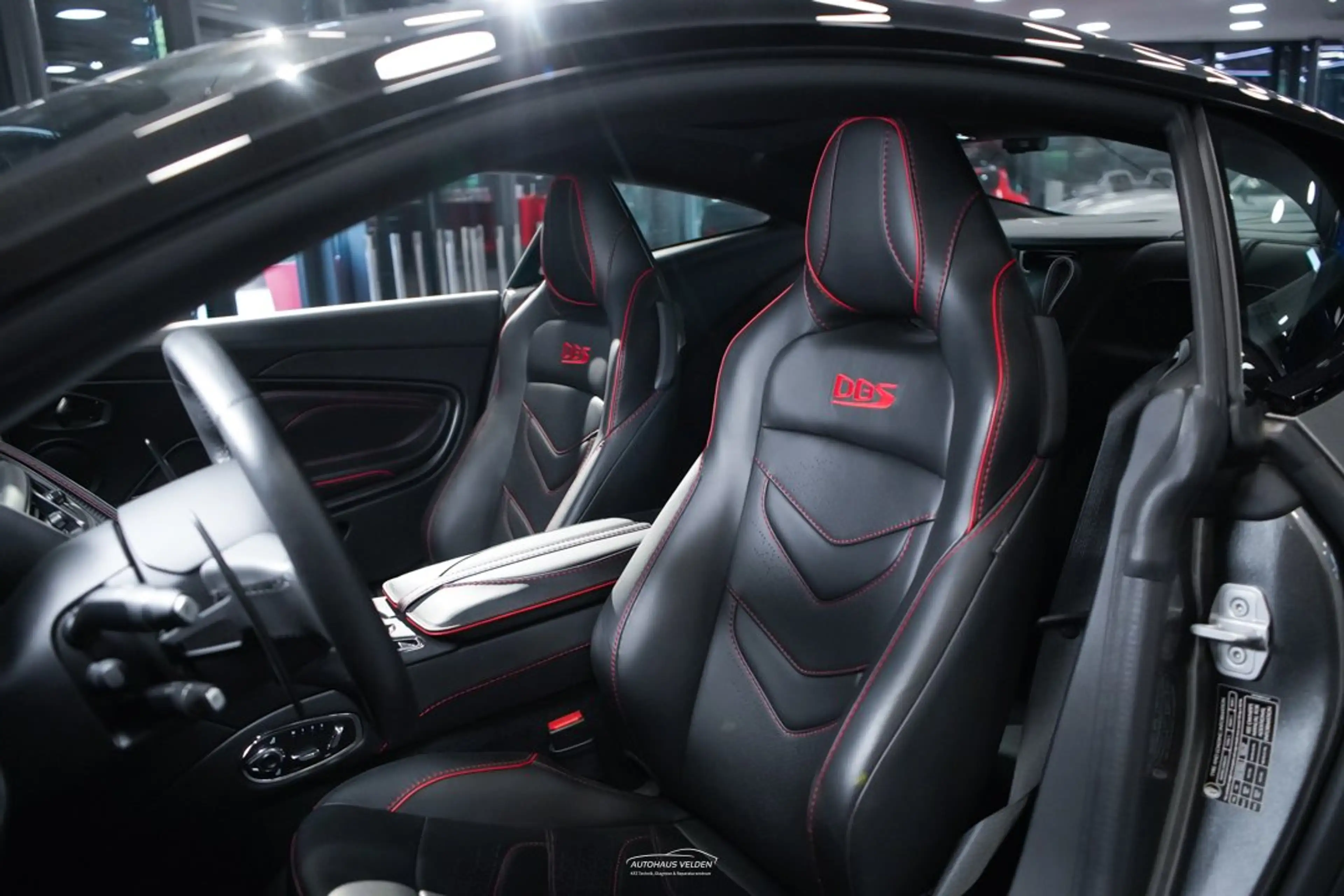Aston Martin DBS Superleggera Coupe — photo 6