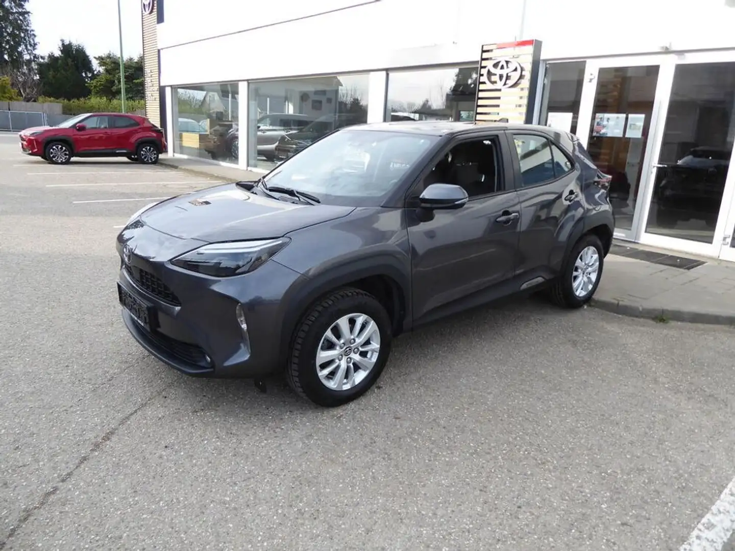 Toyota Yaris Cross 1,5 VVT-i Hybrid Active Aut. Grijs - 2