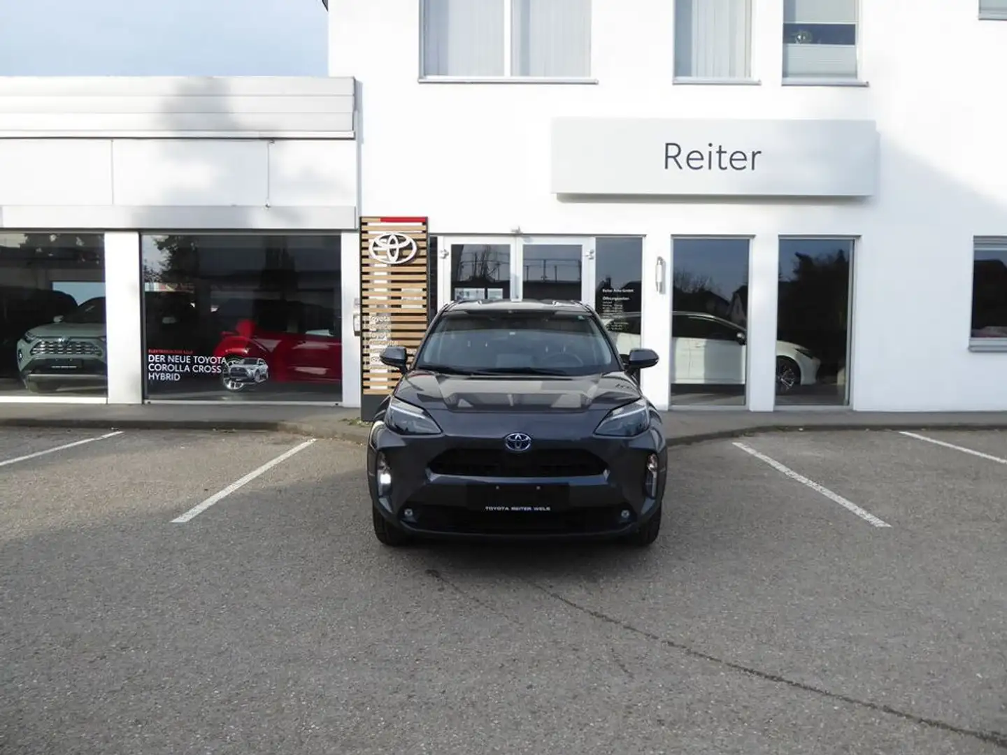 Toyota Yaris Cross 1,5 VVT-i Hybrid Active Aut. Grijs - 1