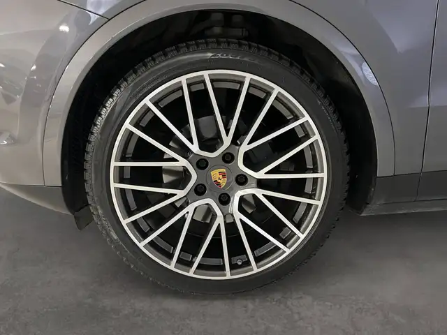 Porsche Cayenne view 9