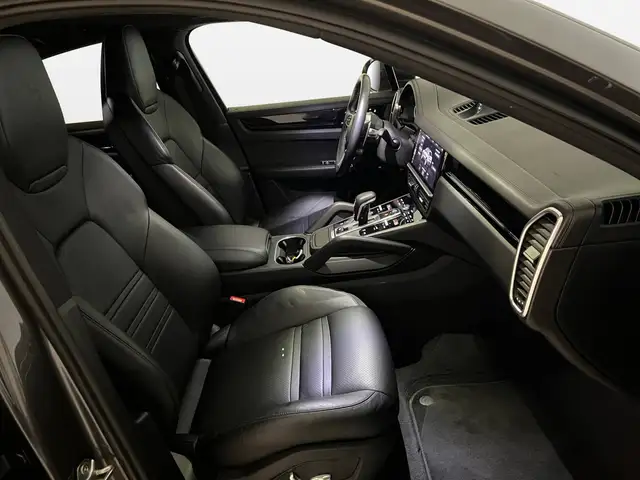 Porsche Cayenne view 11