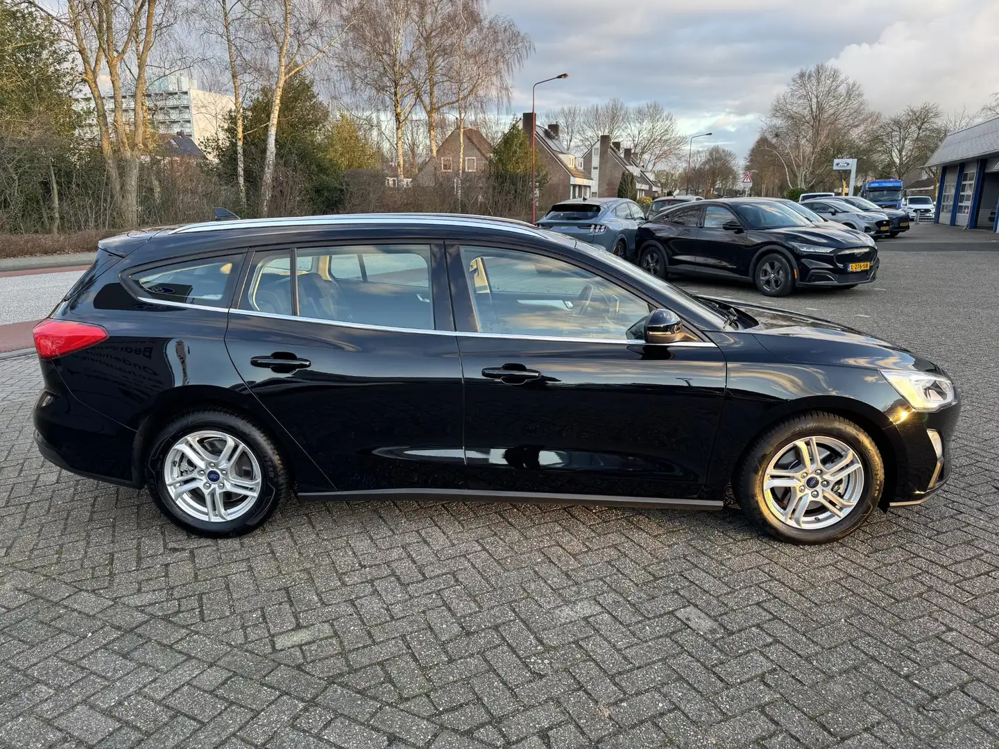 Ford Focus Wagon 1.0 EcoBoost Trend Edition Business 100pk Na Zwart - 2
