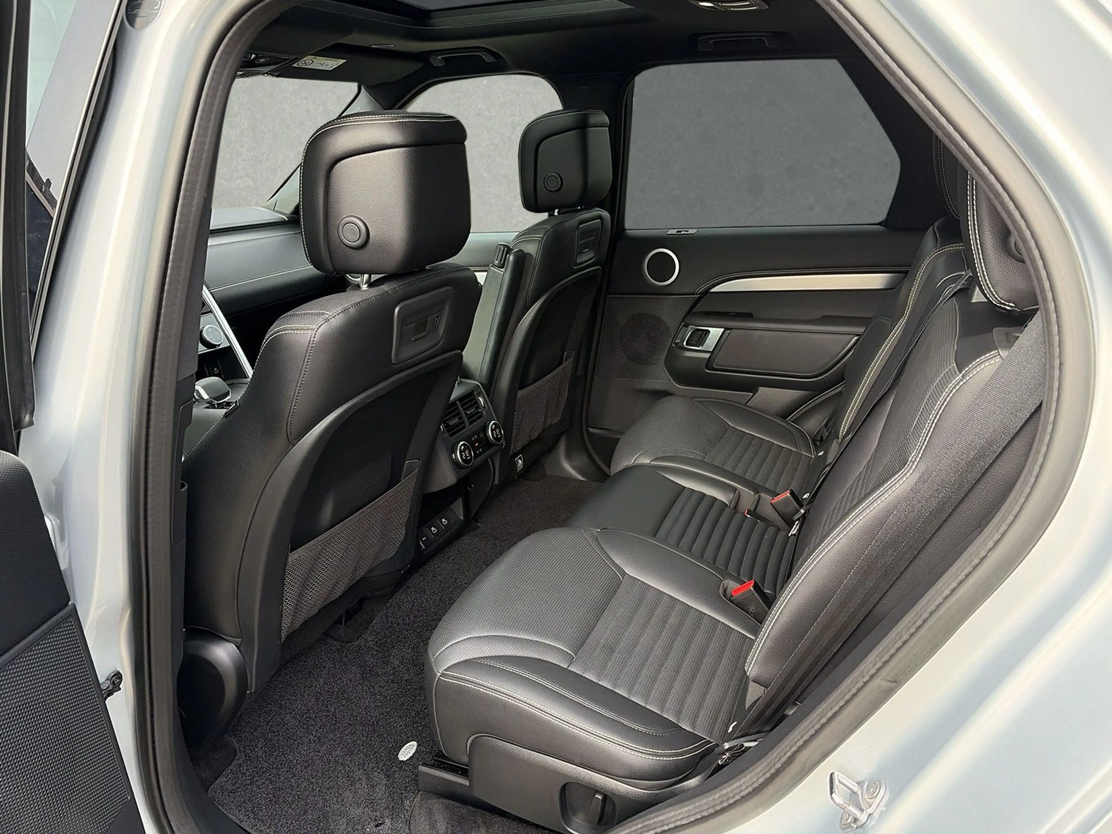 Land Rover Discovery D250 R-DYNAMIC SE AHK/Panorama — photo 14
