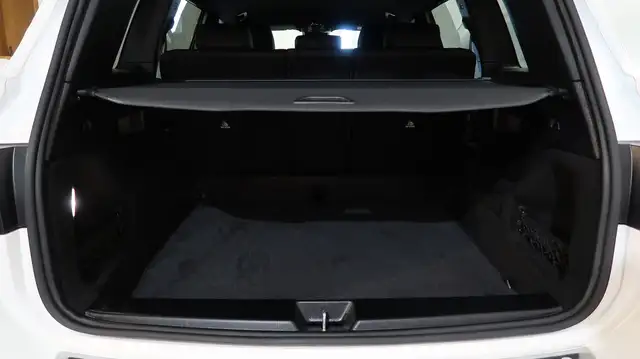 Mercedes-Benz GLB view 11