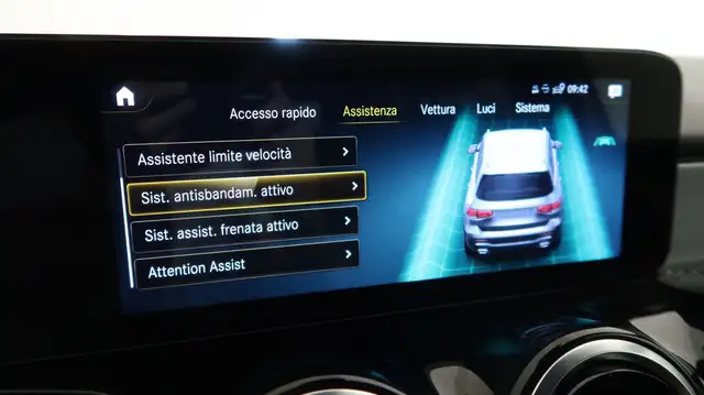 Mercedes-Benz GLB view 10