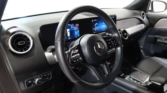 Mercedes-Benz GLB view 4