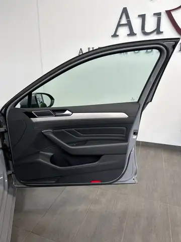 Volkswagen Passat view 10