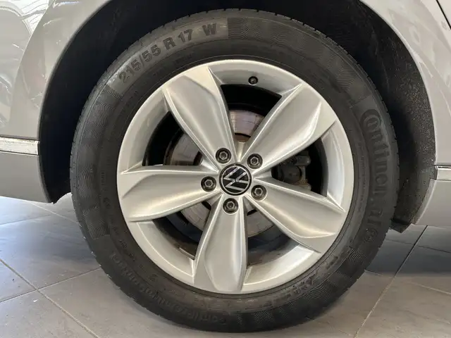Volkswagen Passat view 3