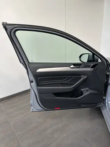 Volkswagen Passat view 11