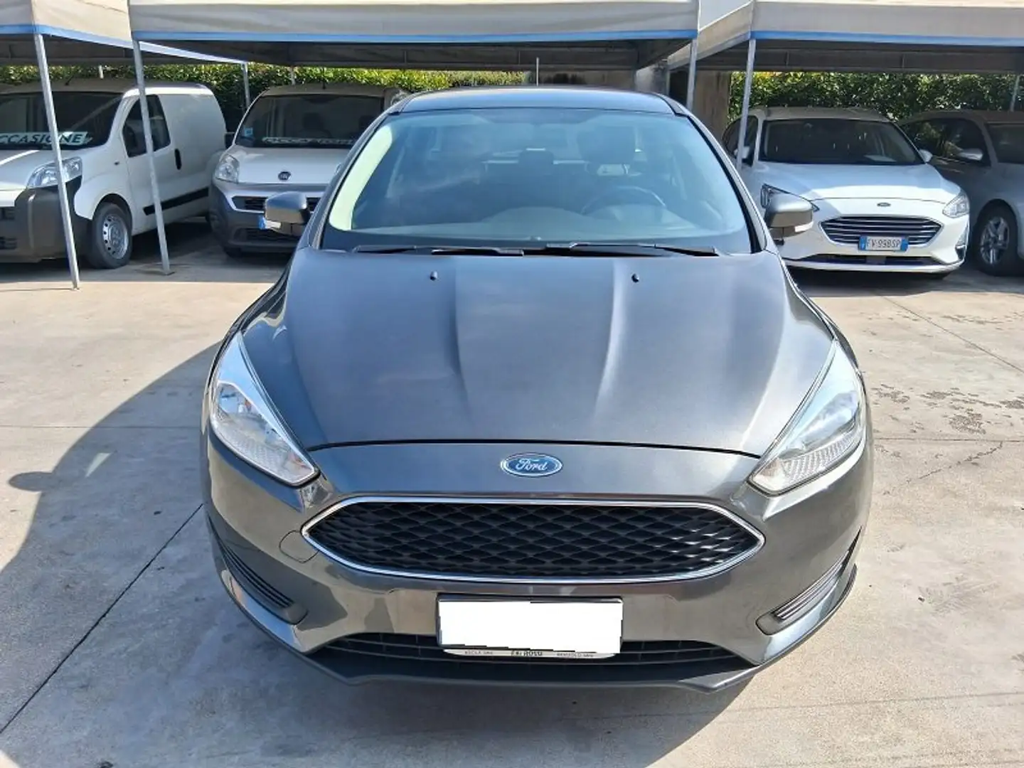 Ford Focus Focus SW 1.5 tdci Plus s Grau - 2