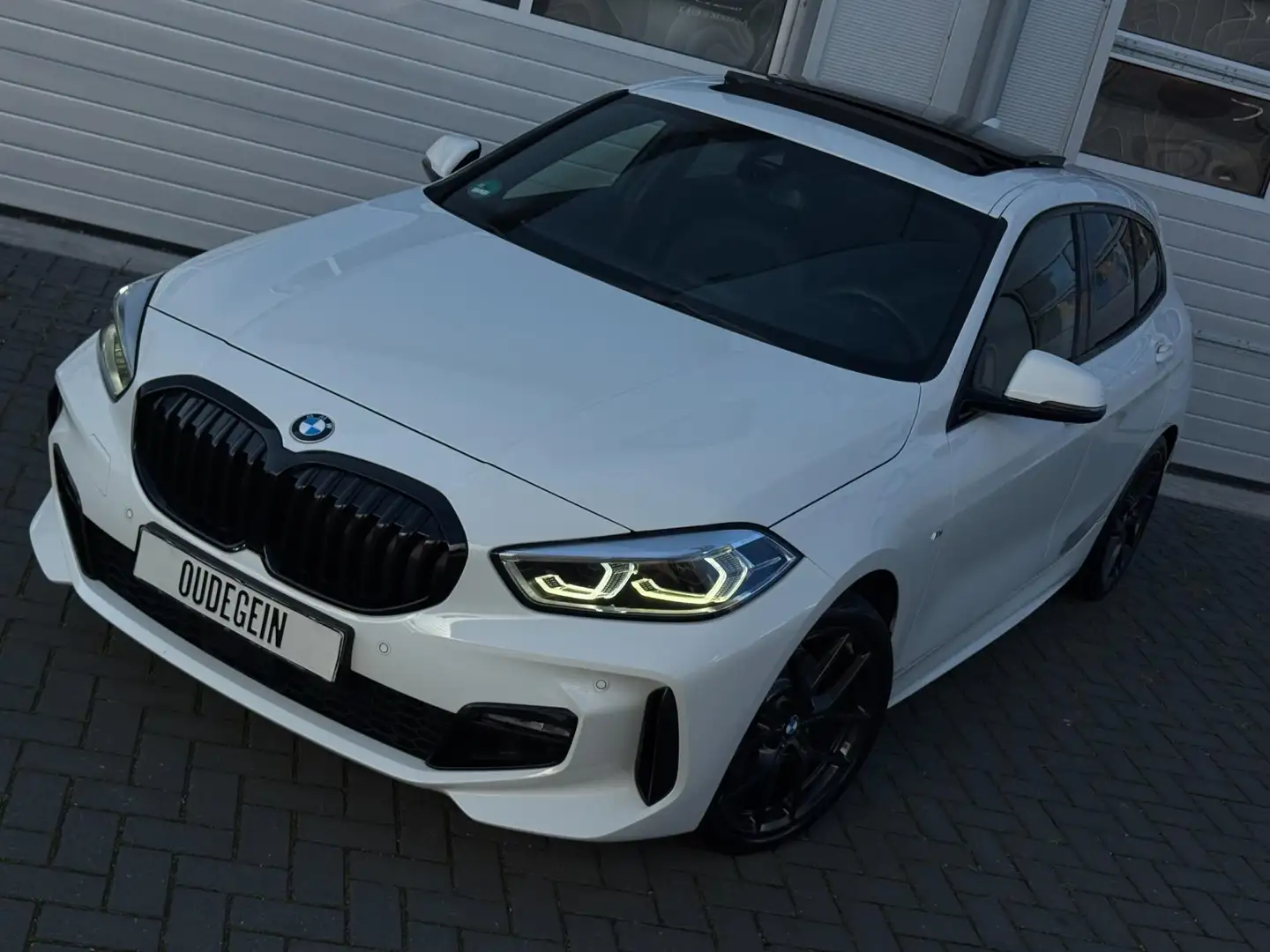 BMW 118 1-serie 118i M Sport Edition / Pano / Ambiance Ver Wit - 2