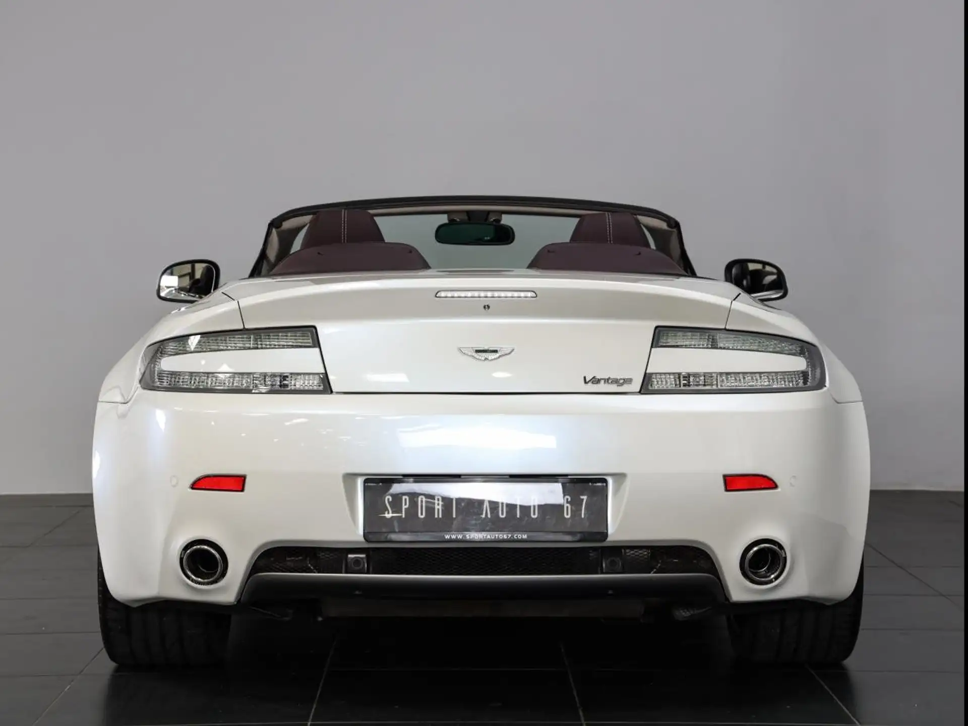애스턴마틴 밴티지 V8 2011 화이트 사진 6