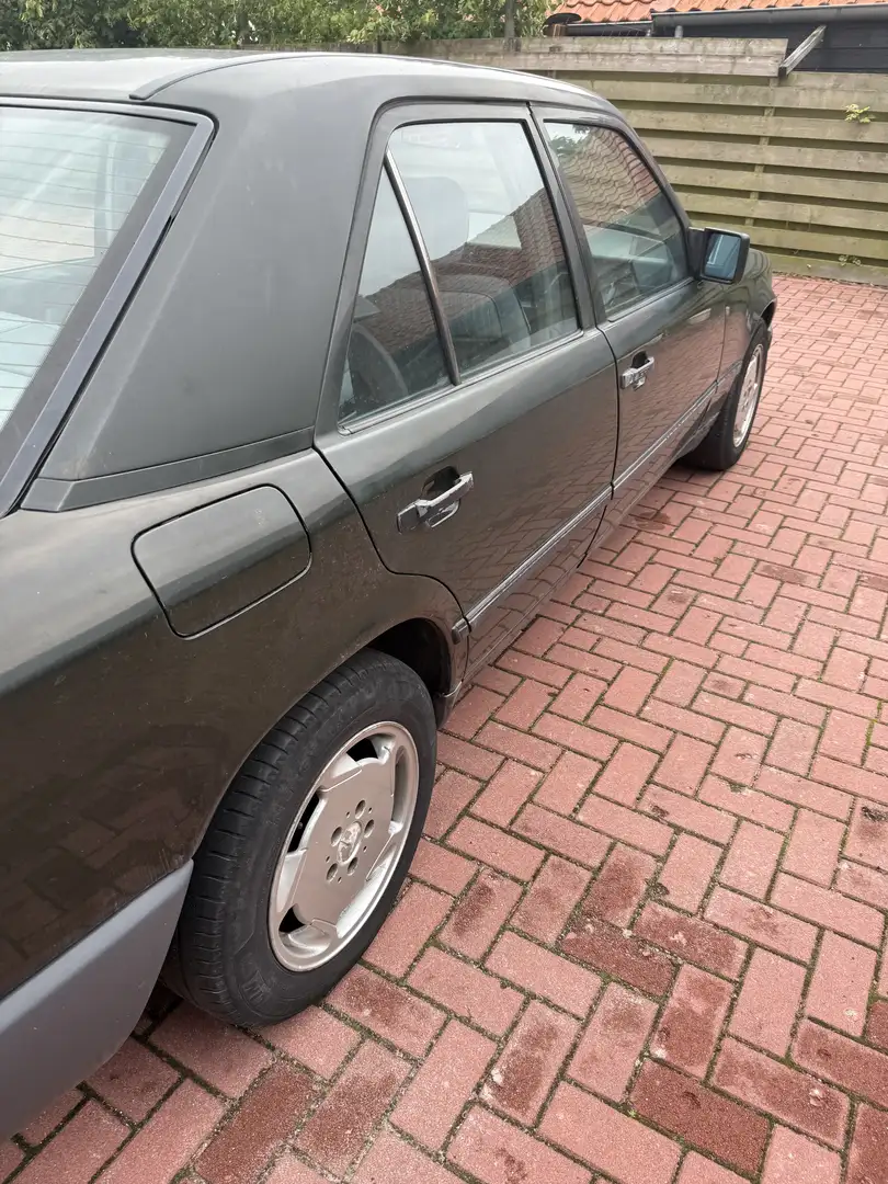 Mercedes-Benz 200 D - 2