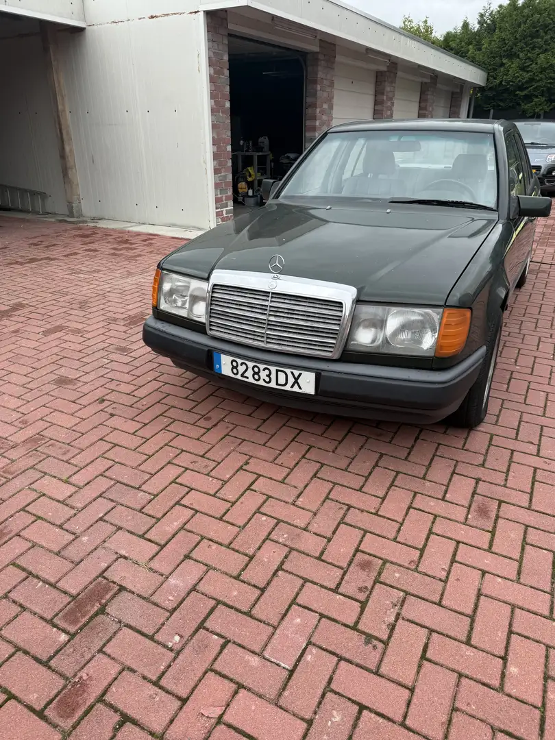 Mercedes-Benz 200 D - 1