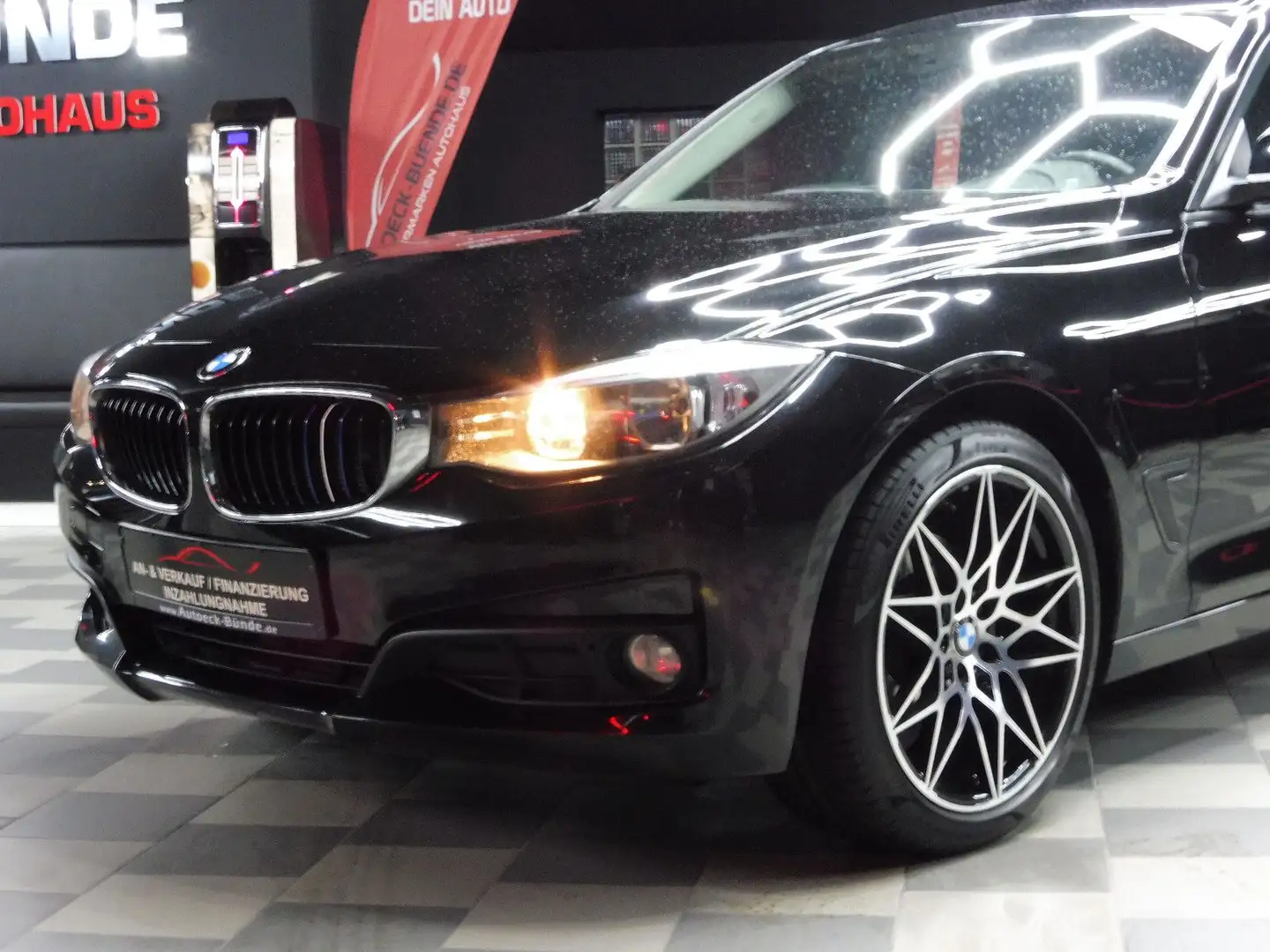 BMW 320 Aut/LED/Temp/Sitz-Hz/19"/AHK Schwarz - 1