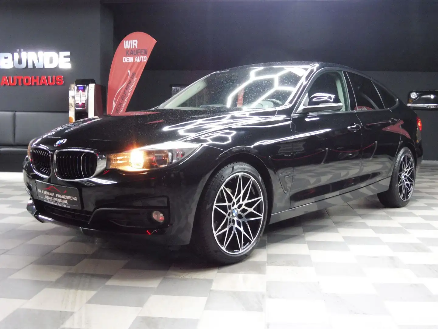 BMW 320 Aut/LED/Temp/Sitz-Hz/19"/AHK Schwarz - 2