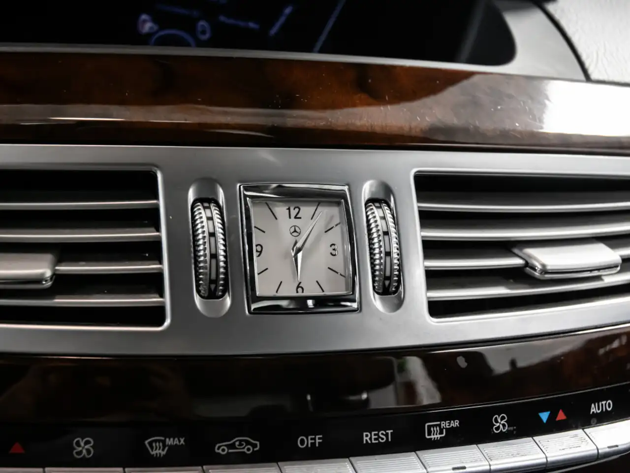 Mercedes-Benz S-Class снимка Mercedes-Benz S-Class