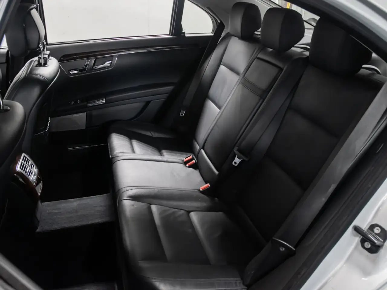 Mercedes-Benz S-Class снимка Mercedes-Benz S-Class