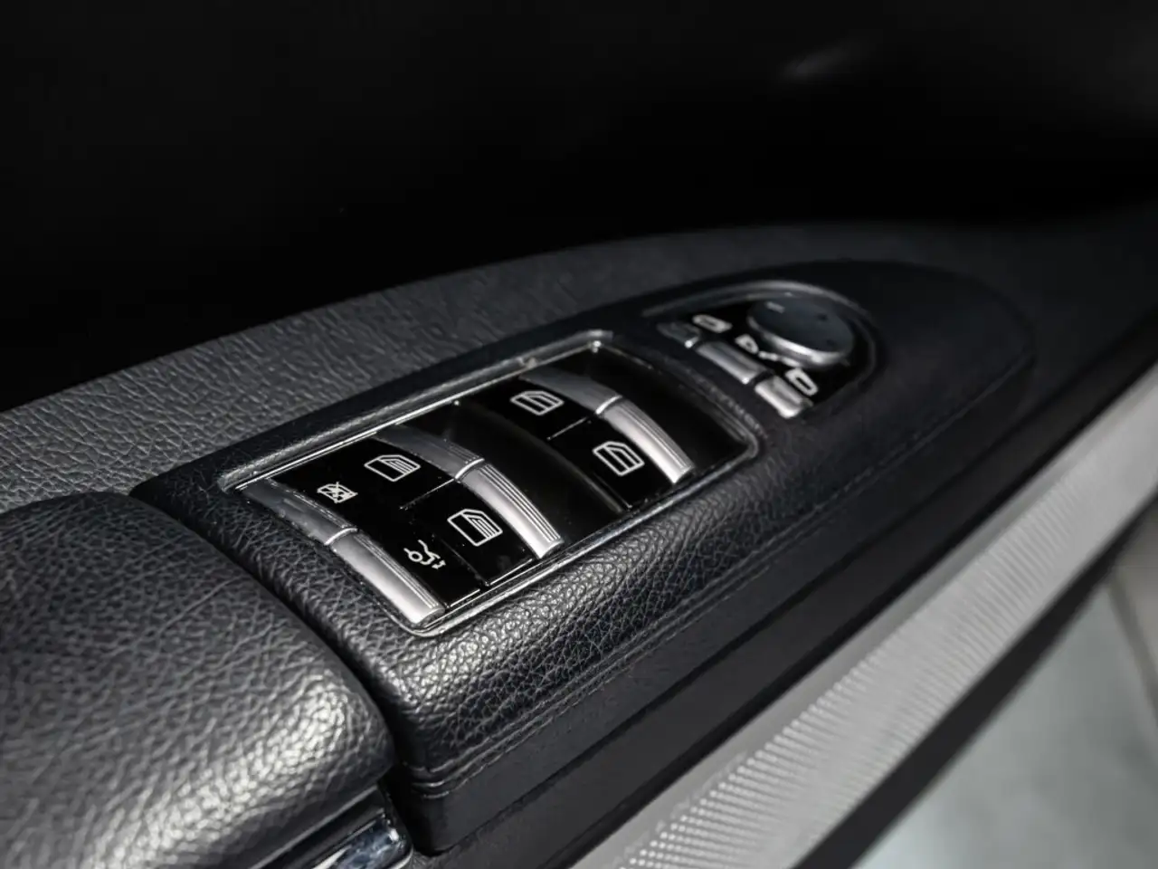 Mercedes-Benz S-Class снимка Mercedes-Benz S-Class
