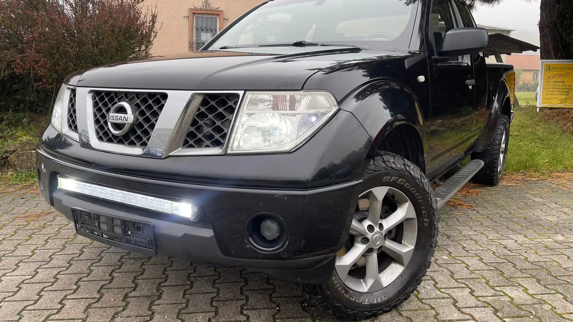 Nissan Navara King Cab SE 4X4 - Luftfederung , LED, TÜV 11/25 Schwarz - 2