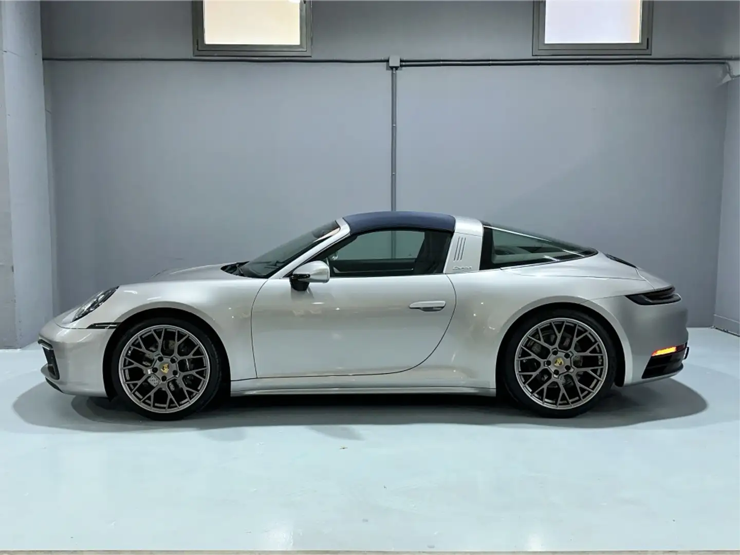 Porsche 992 Targa 4 PDK Gris - 2