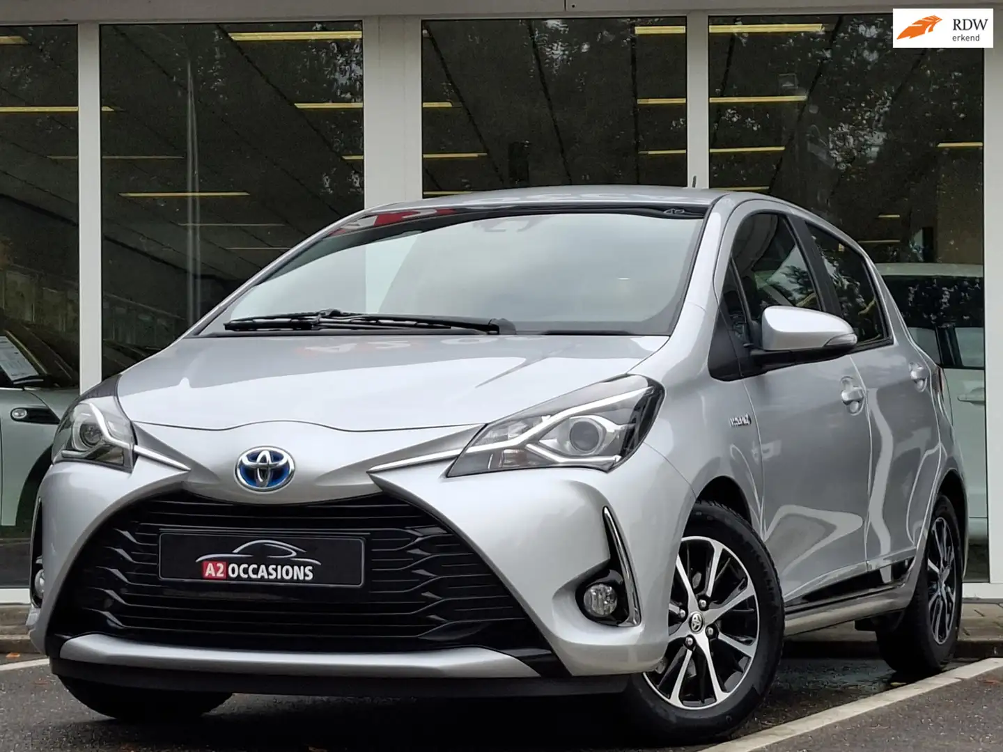 Toyota Yaris 1.5 Hybrid Camera/Clima/All Seasonbanden/Bluetooth Grijs - 1