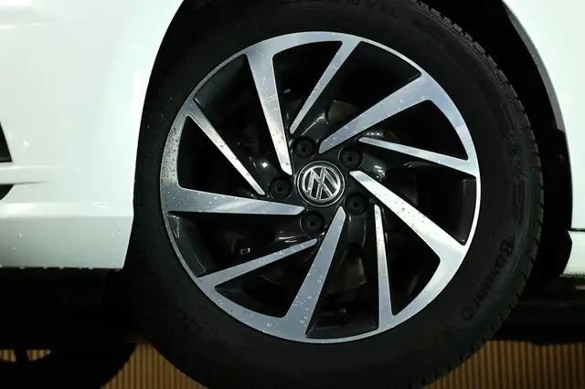 Volkswagen Golf view 4