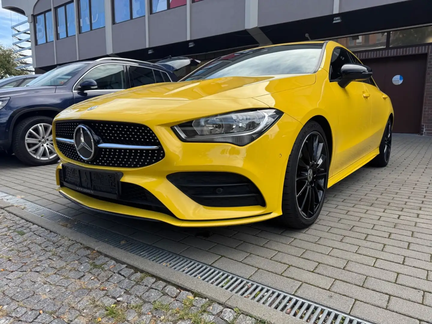 Mercedes-Benz CLA 180 d  AMG Giallo - 1
