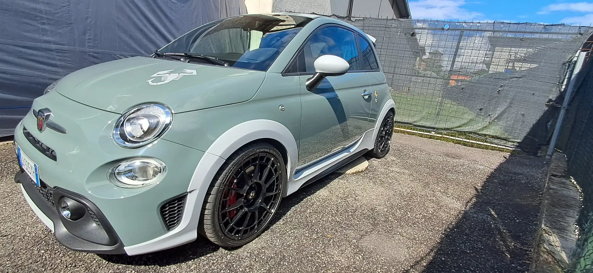 Abarth 695 695 1.4 t-jet 70th 180cv Grün - 1