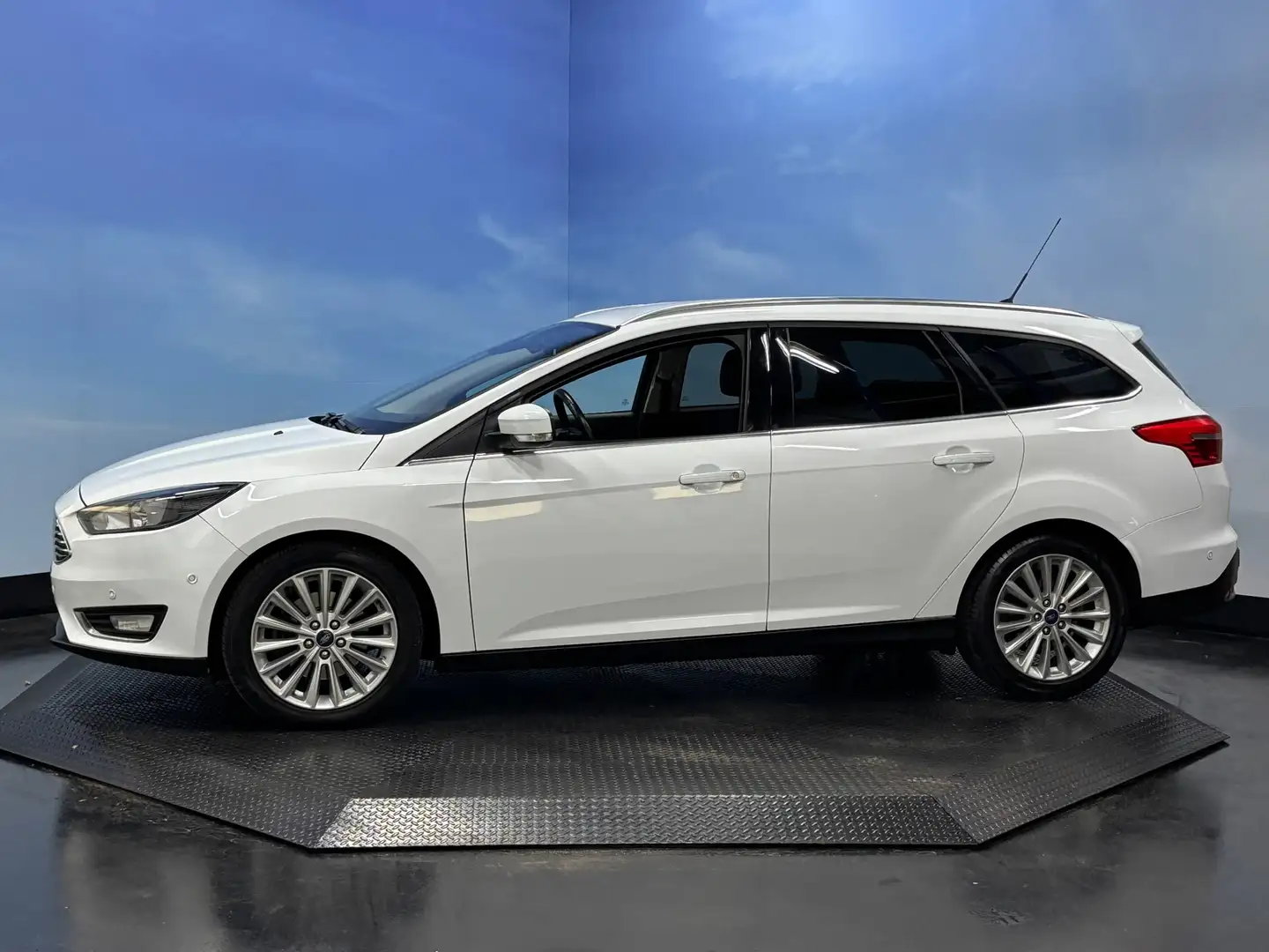 Ford Focus Wagon 1.5 Titanium Edition Navi | Clima | Cruise | Wit - 2