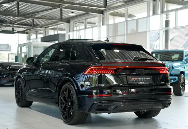 Audi Q8 view 9