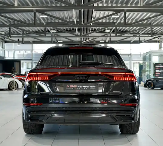 Audi Q8 view 8