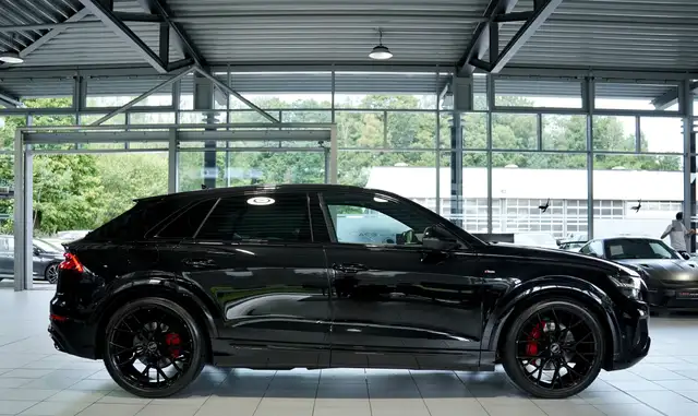 Audi Q8 view 6
