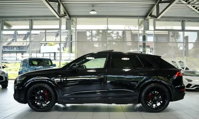 Audi Q8 view 10
